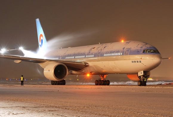 Winter Flughafen Schnee Eis Korean Air B-777 HL7751
