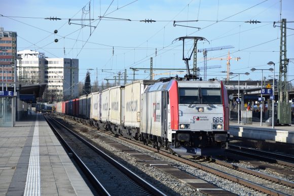 Kombiverkehr Lokomotive mit Lkw-Aufliegern