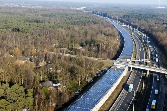 Tunnel mit Solarzellen in Belgien