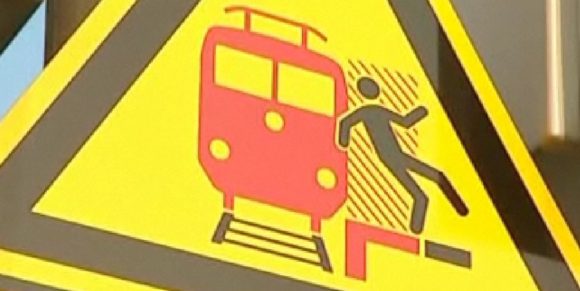 Warnung vor einem vorbeifahrenden Zug Sog Sogwirkung Bahn Schild an Bahnsteigen Piktogramm