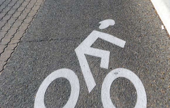 Radhelmpflicht Straßenmarkierung Radhelm