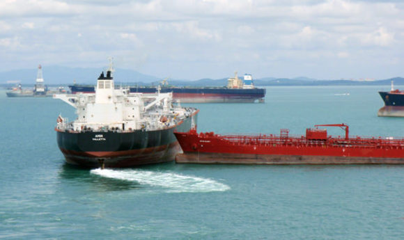 Beinahekollision zweier Tanker in Singapur 2011 Hafen Chemikalientanker Öltanker