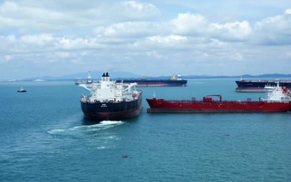 Beinahekollision zweier Tanker in Singapur 2011 Hafen Chemikalientanker Öltanker