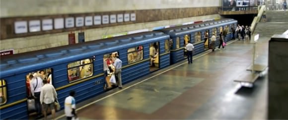 U-Bahn Kiew Ukraine Nahverkehr in Tilt-Shift-Optik