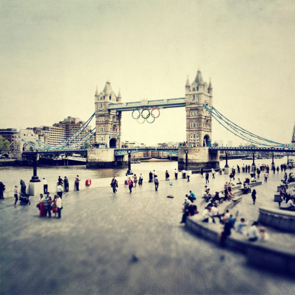 Olympia 2012 London - Olympische Ringe an der Tower Bridge