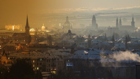 Die Dresdner Silhouette der Stadt mit Abgas und Nebel