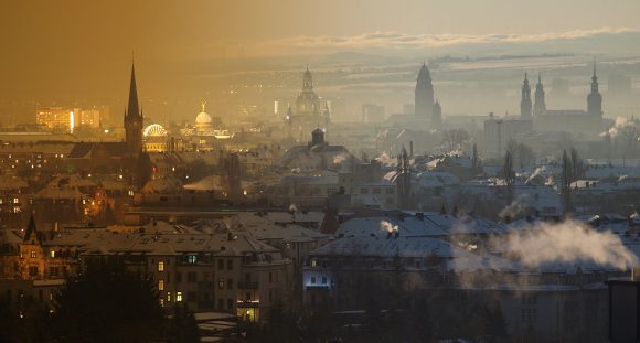 Die Dresdner Silhouette der Stadt mit Abgas und Nebel
