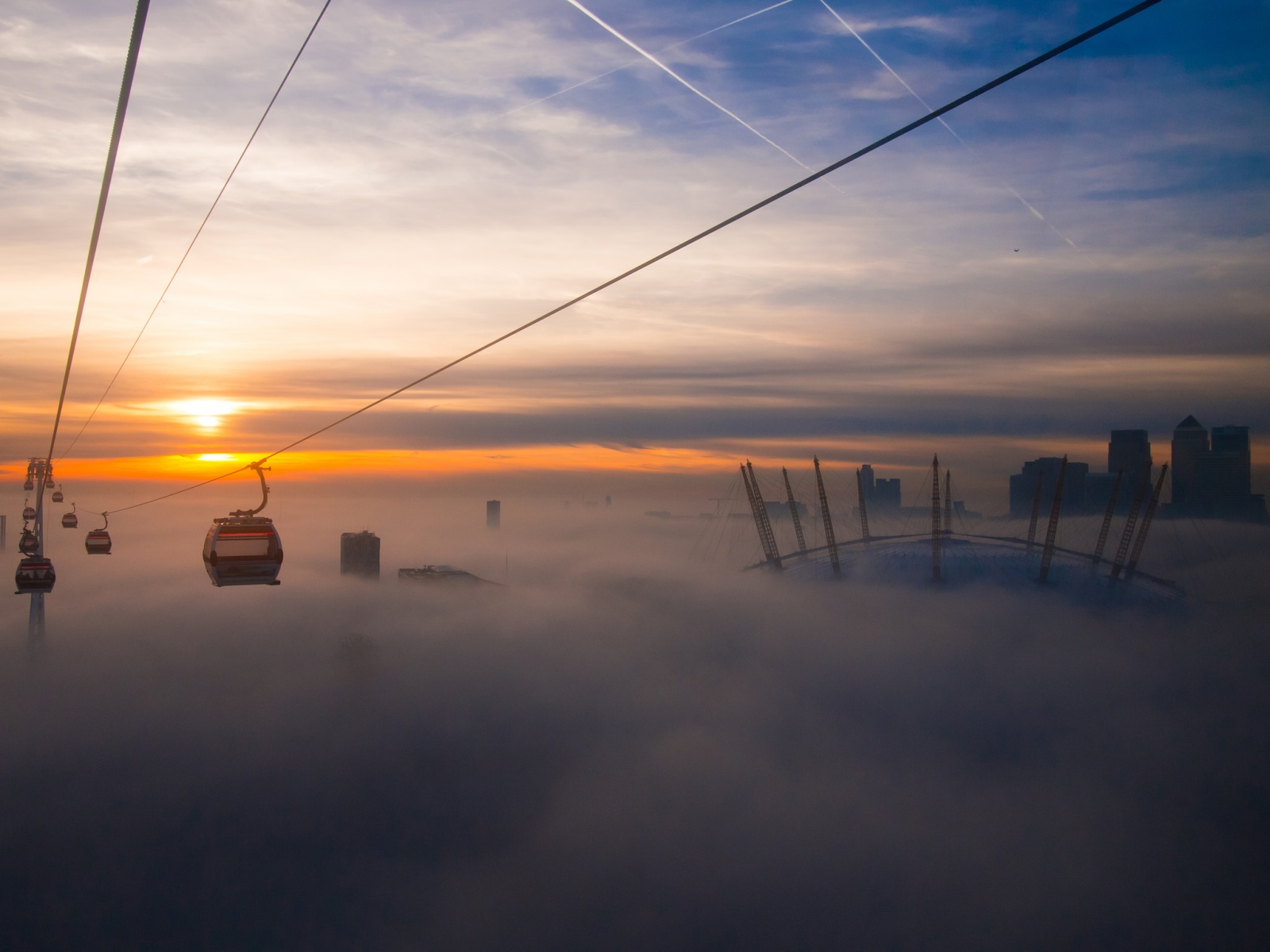 Emirates Air Line London Seilbahn urban im Nebel