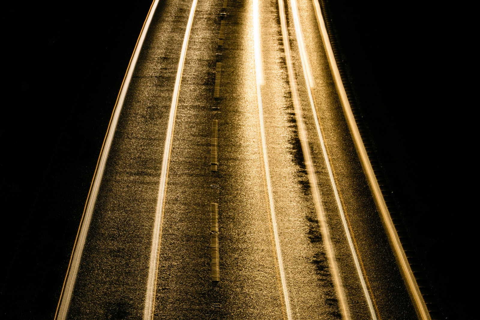 Feuchter Asphalt in der Nacht