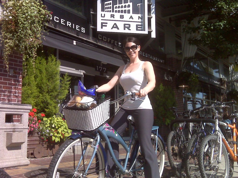 Einkaufstour mit dem Fahrrad zum lokalen Supermarkt zum Einkauf von lebensmitteln