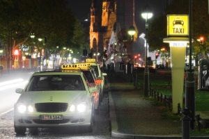 Ein Taxistand in Berlin mit wartenden Taxis in der Nacht