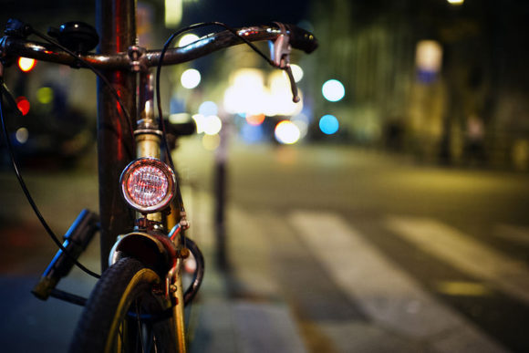 Schick illuminiertes Fahrrad in Paris