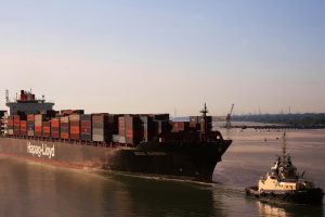 containerschiff seoul express hapag lloyd schlepper