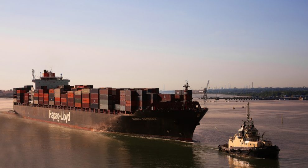 containerschiff seoul express hapag lloyd schlepper