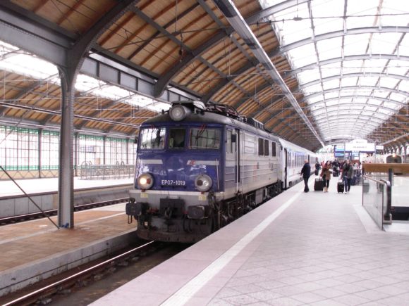 modernisierter Bahnhof in Breslau Polen mit EC Wawel