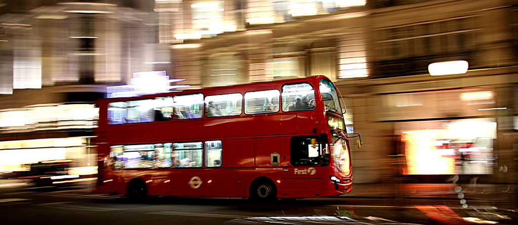 Bus in London mit Blur Effekt
