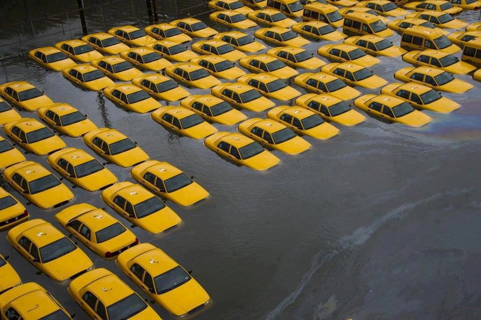 Abgesoffene Taxis nach dem Hurrikan Sandy 2012