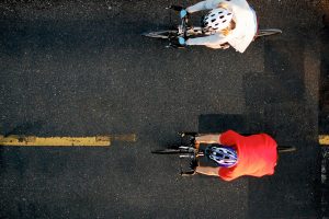 Zwei Radfahrer mit Fahrradhelm in den USA