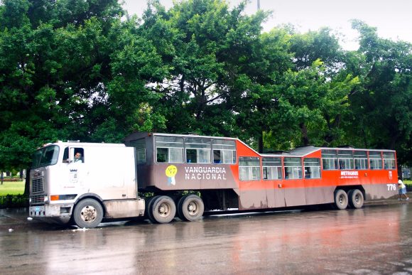 Camello in Havanna Kuba Sattelzugomnibus