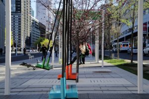 Schaukeln in der Stadt Montreal bunt auf der Straße nahe Bushaltestelle Kanada Kunstprojekt