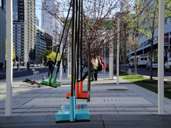 Schaukeln in der Stadt Montreal bunt auf der Straße nahe Bushaltestelle Kanada Kunstprojekt