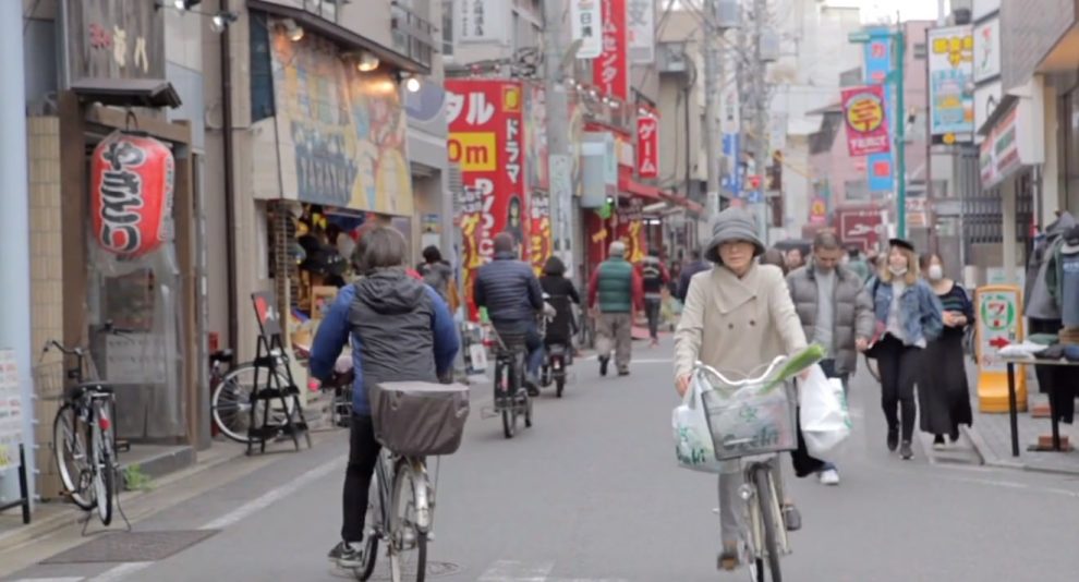 Eine Japanerin transportiert mit dem Fahrrad ihre Einkäufe nach Hause