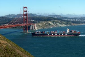 Containerschiff unter der Golden Gate Bridge