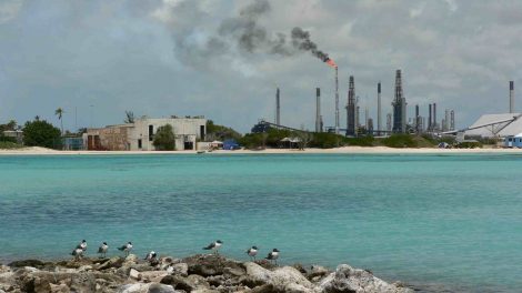 Valero Ölraffiniere von einem Karibikstrand aus fotografiert Kontrast Energieerzeugung Tourismus