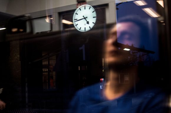 Bahnverspätung Symbolbild Uhr Nachtaufnahme