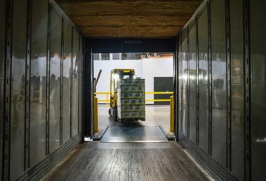 Güterverkehr Logistik Laderampe mit Gabelstapler