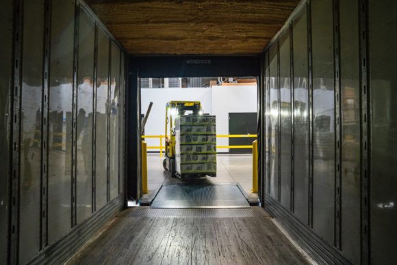 Güterverkehr Logistik Laderampe mit Gabelstapler