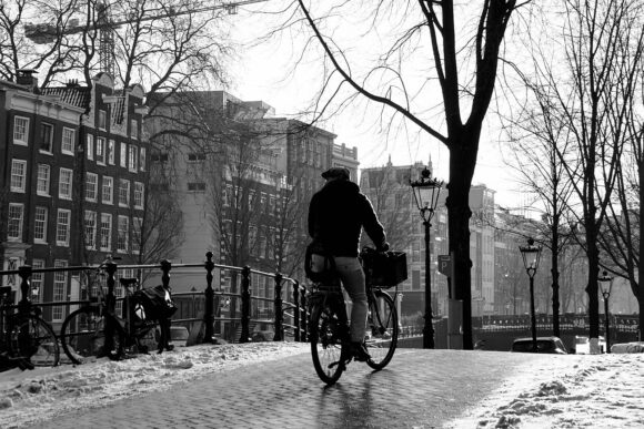 Fahrradfahrer im Winter in den Niederlanden