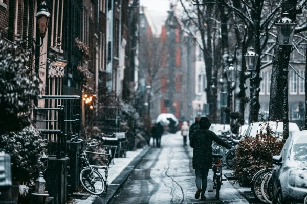 Schnee in AMsterdam mit Fahrrad