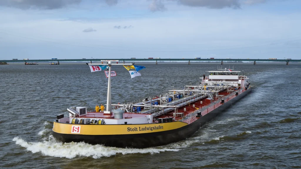 Niedrigwasser und Binnenschifffahrt: Warum der Rhein zum Engpass für Industrie und Güterverkehr wird 8 Niedrigwasserschiff Rhein Chemietanker