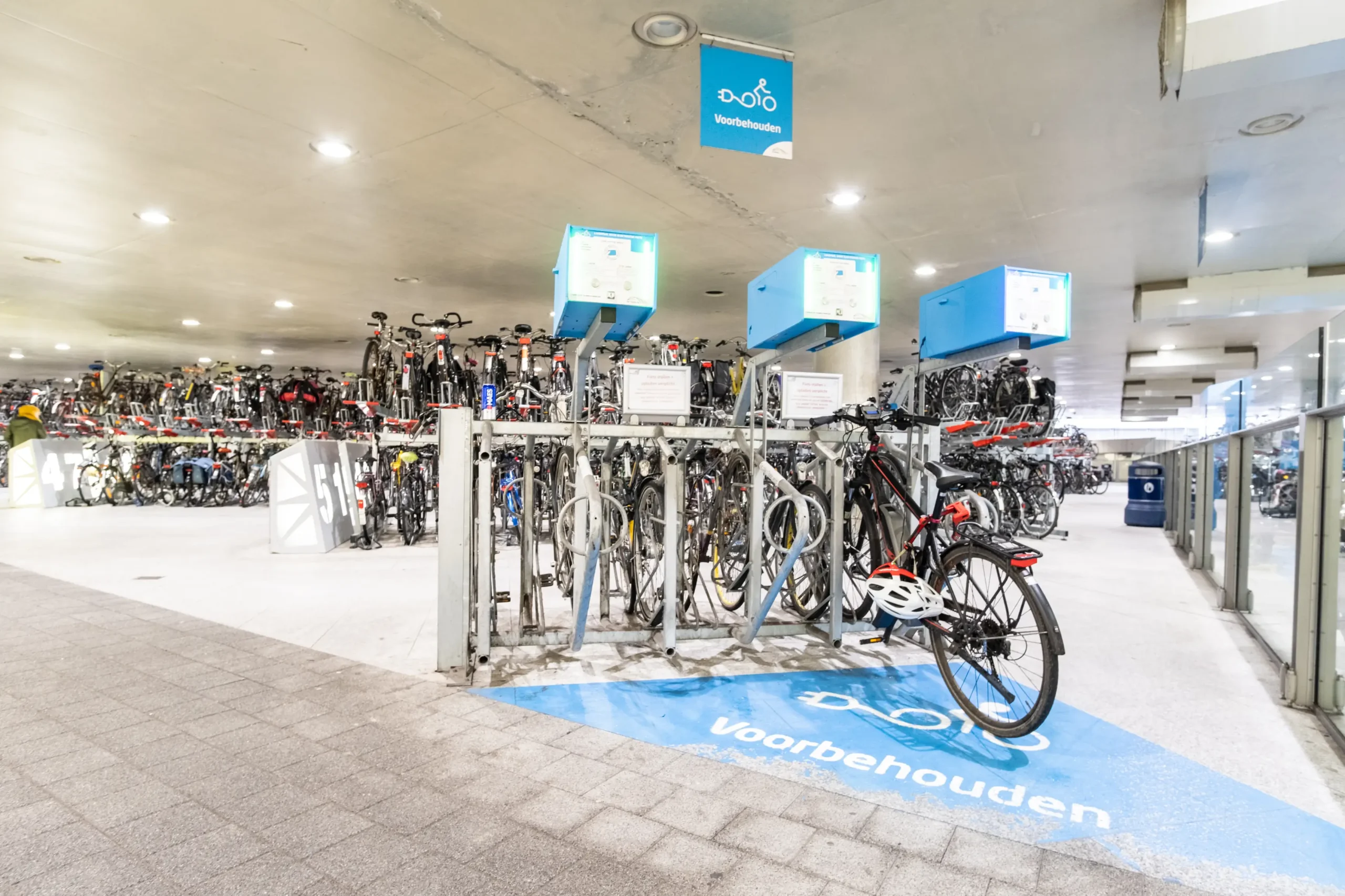 Fahrradparkhaus in Antwerpen mit Ladeinfrastuktur am Standplatz