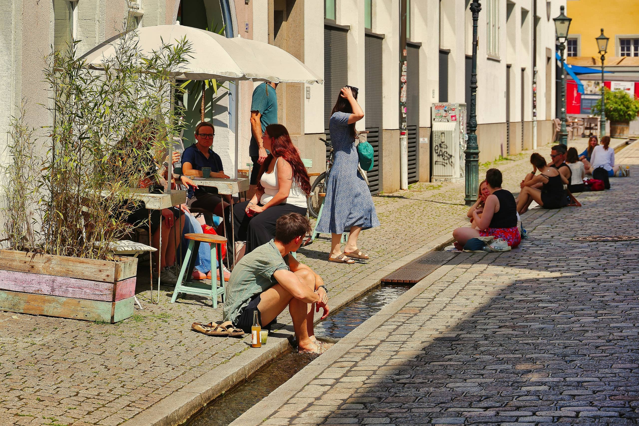Bäche in Freiburg im Breisgau, in welche Menschen ihre Füße halten